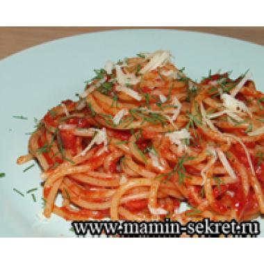 Спагетти в томатном соусе с чесноком
